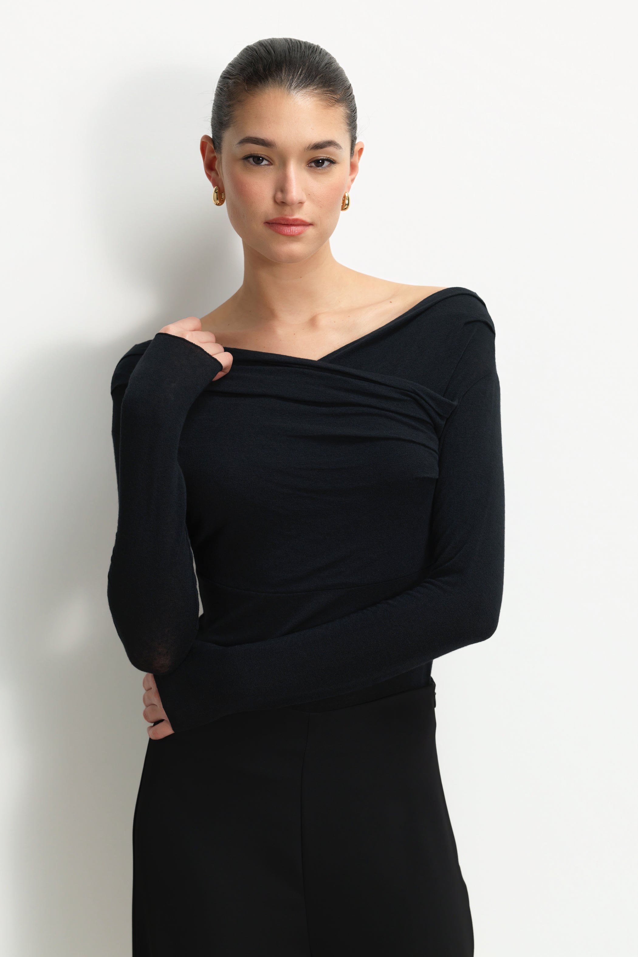 トップス AKIKI / shoulder volume top with ecofur Josephine Asymmetric Top | Black | Modal-Cashmere – JAKI